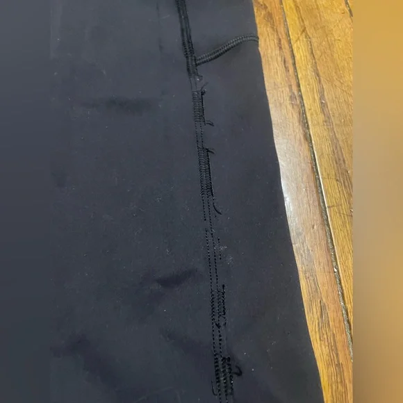 Lululemon Invigorate High-Rise Tight 25"
Black | women’s size 12 - Picture 6 of 9